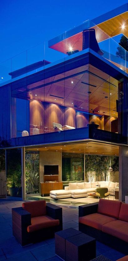 Long Beach Million Dollar Homes and Luxury Real Estate Agent Team- Ricardo the Realtor 562 533 4003 Naples Island